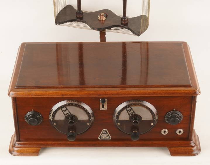 Ein Bild, das Kasten, Container, aus Holz, Schreibtisch enth�lt.

Automatisch generierte Beschreibung