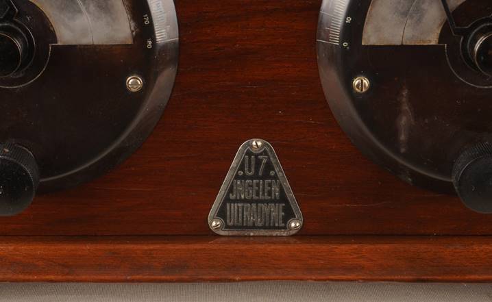 Ein Bild, das Tisch, Elektronik, Kamera, Projektor enth�lt.

Automatisch generierte Beschreibung