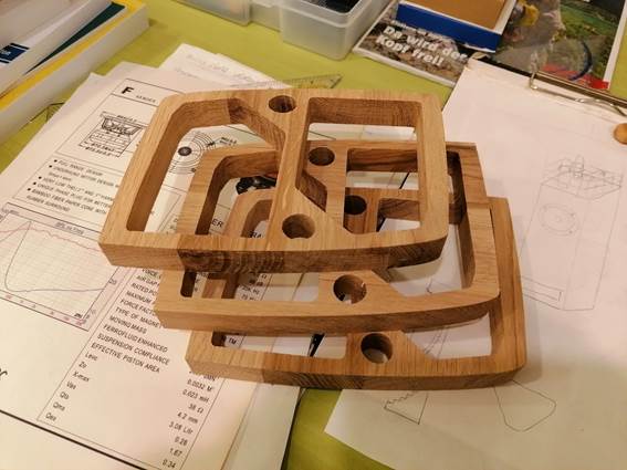 Ein Bild, das Handschrift, Im Haus, h�lzern, Design enth�lt.

Automatisch generierte Beschreibung