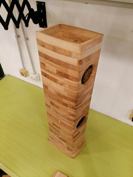 Ein Bild, das Holzarbeiten, Holzblock, h�lzern, Sperrholz enth�lt.

Automatisch generierte Beschreibung