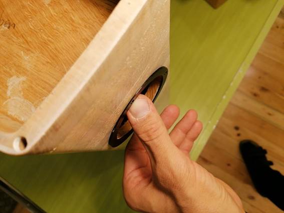 Ein Bild, das Person, Nagel, Im Haus, Boden enth�lt.

Automatisch generierte Beschreibung