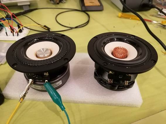 Ein Bild, das Elektronik, Im Haus, Tisch, Lautsprecher enth�lt.

Automatisch generierte Beschreibung