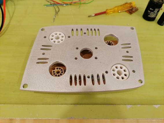 Ein Bild, das Werkzeug, Elektronik, Schaltung, Im Haus enth�lt.

Automatisch generierte Beschreibung