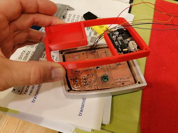 Ein Bild, das Text, Im Haus, Person, Box enth�lt.

Automatisch generierte Beschreibung