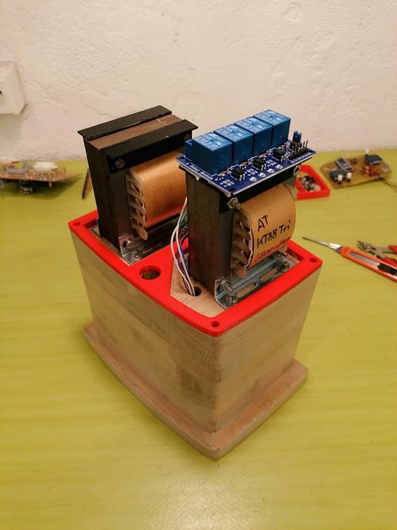 Ein Bild, das Plastik, Im Haus, Box, Elektrisches Bauelement enth�lt.

Automatisch generierte Beschreibung