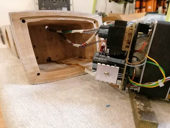 Ein Bild, das Elektrische Leitungen, Im Haus, Maschine, Elektronik enth�lt.

Automatisch generierte Beschreibung