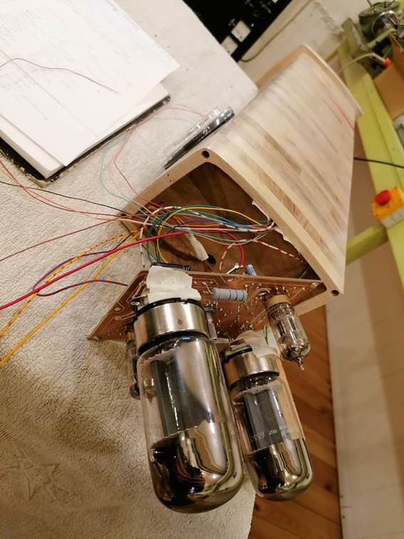 Ein Bild, das Im Haus, Boden enth�lt.

Automatisch generierte Beschreibung