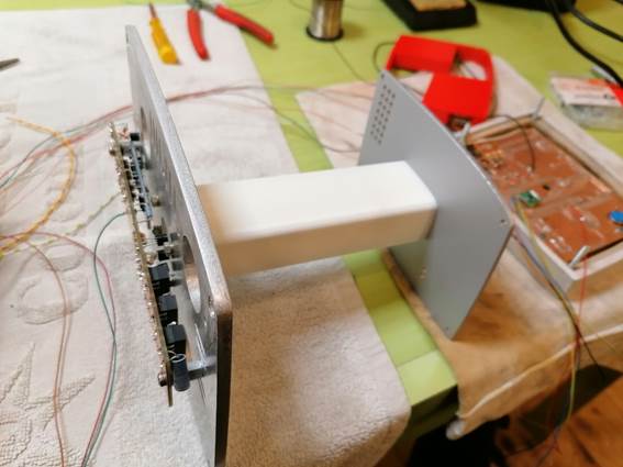 Ein Bild, das Werkzeug, Im Haus, Kabel, Tisch enth�lt.

Automatisch generierte Beschreibung