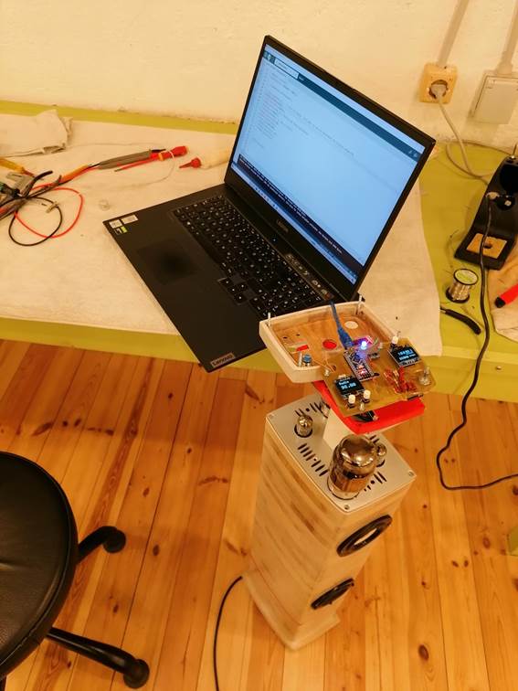 Ein Bild, das Im Haus, computer, Computer, Boden enth�lt.

Automatisch generierte Beschreibung