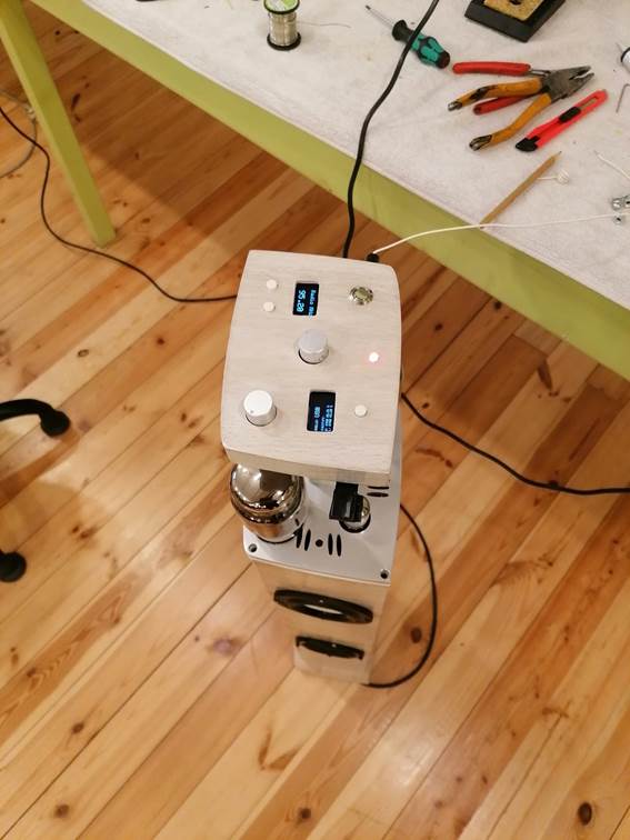 Ein Bild, das Kabel, Werkzeug, Boden, Elektrische Leitungen enth�lt.

Automatisch generierte Beschreibung